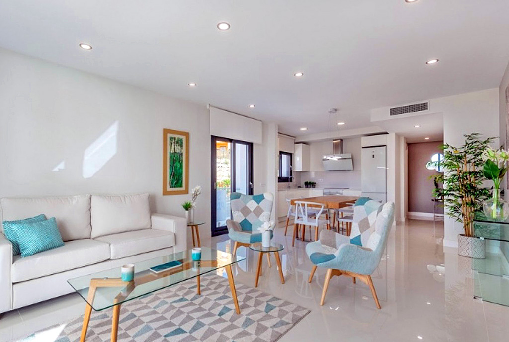 widok z salonu na aneks kuchenny w ekskluzywnym apartamencie na sprzedaż Hiszpania (Manilva, Estepona)