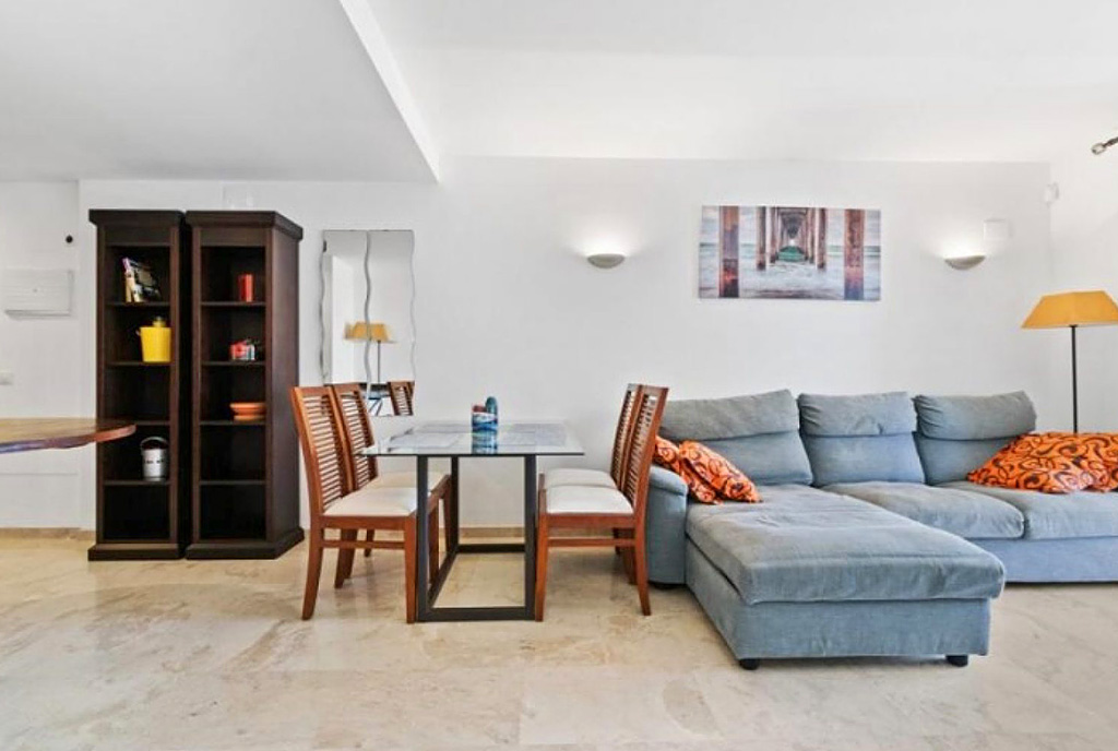 komfortowy pokój dzienny w luksusowym apartamencie na sprzedaż Hiszpania (Punta Prima)