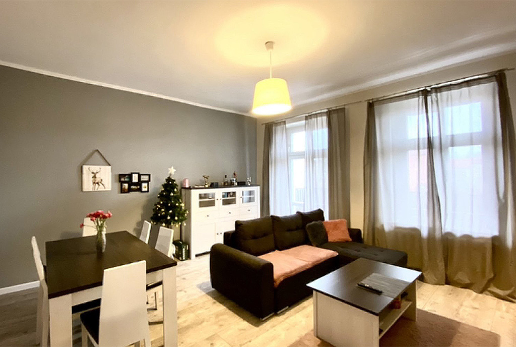 zaaranżowany we współczesnym designie pokój dzienny w luksusowym apartamencie na sprzedaż Legnica