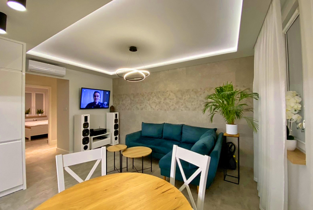 nowocześnie oświetlony LED-ami salon w ekskluzywnym apartamencie do sprzedaży Legnica