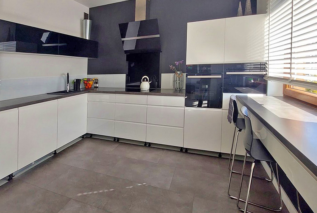 zabudowana kuchnia w ekskluzywnym apartamencie na sprzedaż Piotrków Trybunalski