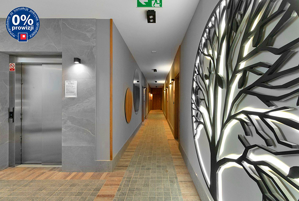 nowoczesna architektura holu prowadzącego do luksusowego apartamentu na sprzedaż Gdański