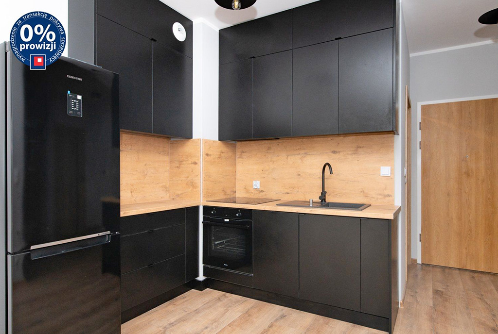 czarne meble w kuchni luksusowego apartamentu do sprzedaży Gdański