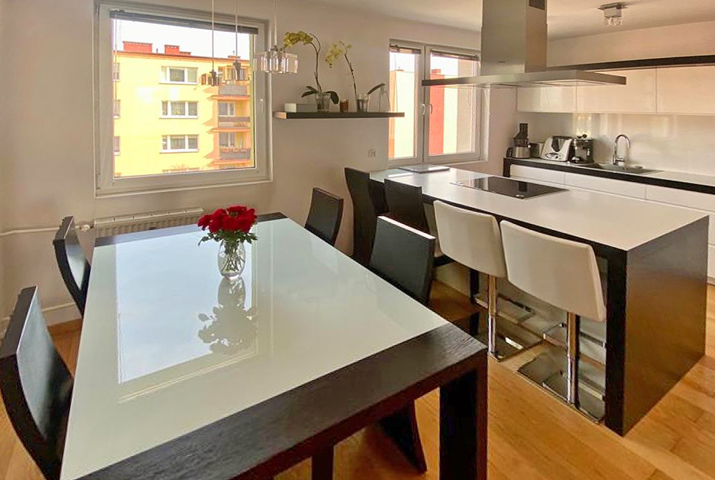 kuchnia i jadalnia w ekskluzywnym apartamencie na sprzedaż Tczew