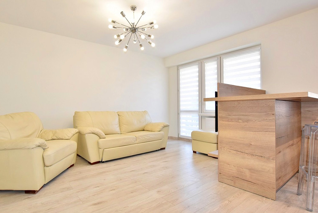 fragment komfortowego salonu w ekskluzywnym apartamencie na wynajem Inowroclaw
