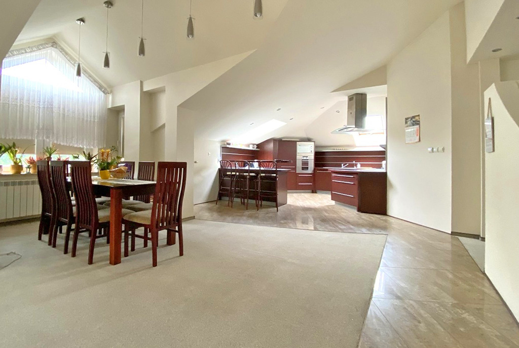 po lewej jadalnia, na wprost aneks kuchenny w luksusowym apartamencie do wynajmu Inowrocław