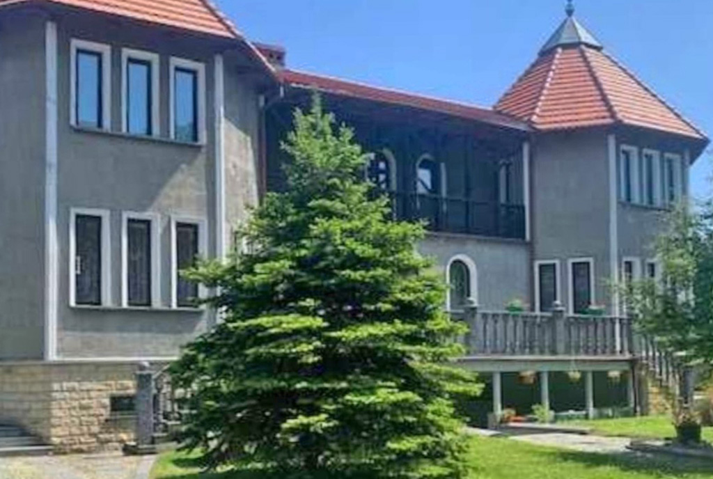 okazała architektura ekskluzywnej willi do sprzedaży Wałbrzych (okolice)