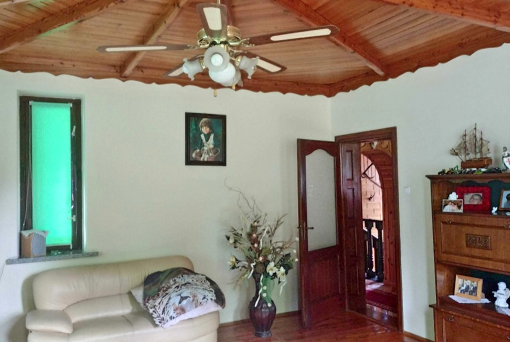 jeden z prestiżowych pokoi w ekskluzywnej willi na sprzedaż Wałbrzych (okolice)