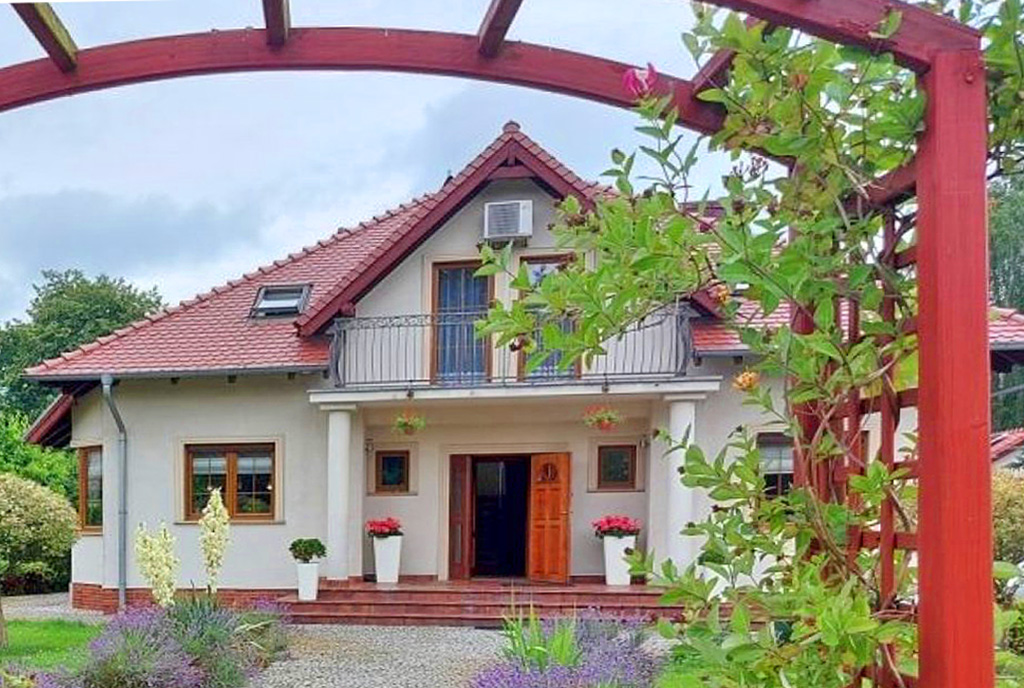 reprezentacyjne wejście do luksusowej willi na sprzedaż Żagań