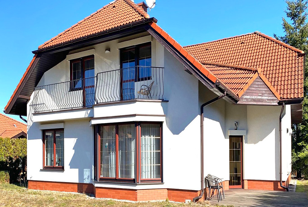 zdjęcie wykonane od strony ogrodu pokazujące luksusową willę na wynajem Szczecin