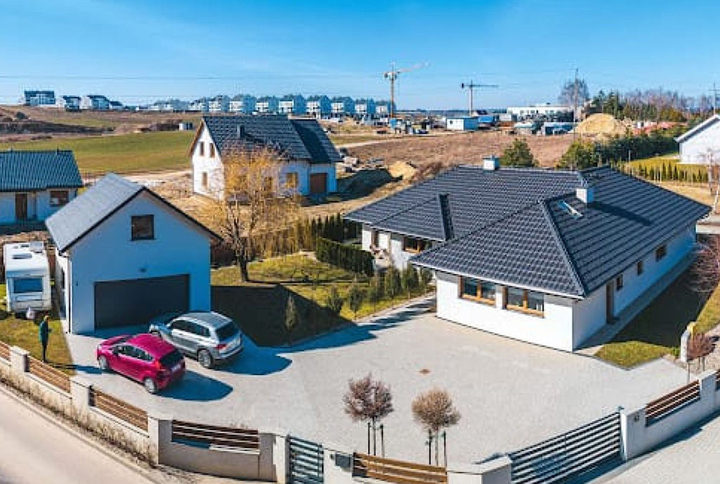 zdjęcie wykonane z drona pokazujące z góry luksusową willę do sprzedaży Tczew (okolice)