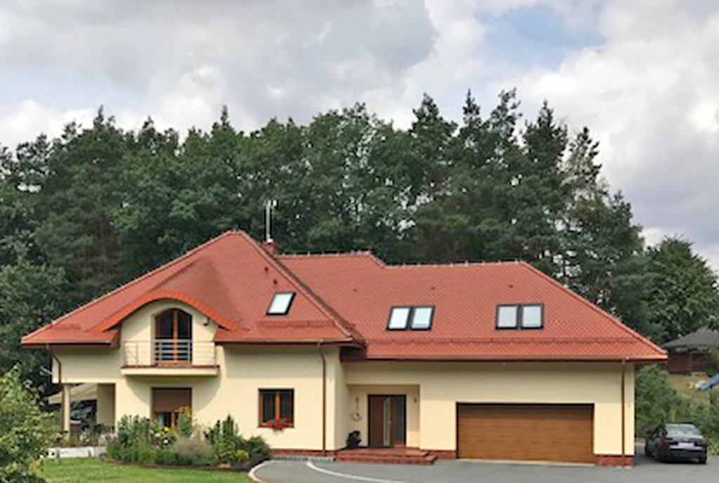 frontowa elewacja ekskluzywnej willi do sprzedaży Wieluń