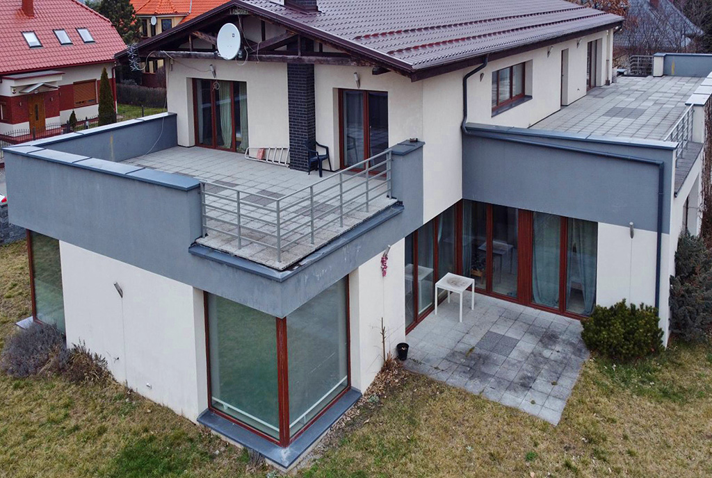 zdjęcie wykonane z drona prezentujace od góry ekskluzywną willę na sprzedaż Wrocław (okolice)