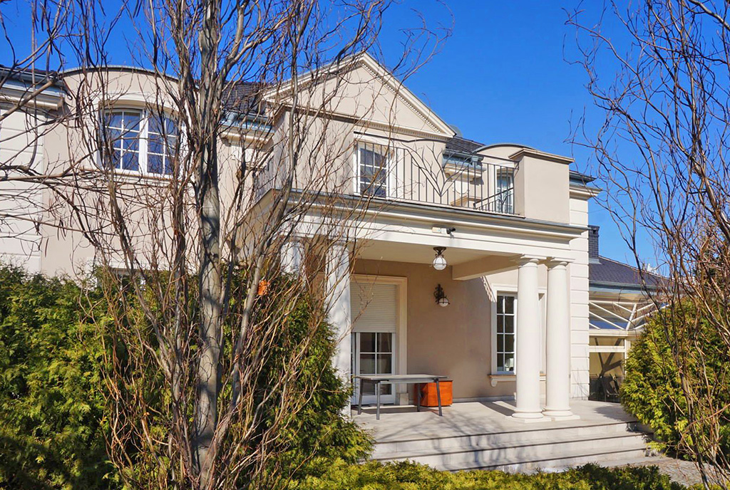 widok od strony ogrodu na ekskluzywną willę do sprzedaży Wrocław