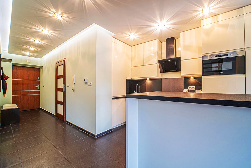 nowoczesna zabudowa kuchni w ekskluzywnym apartamencie na sprzedaż Bolesławiec