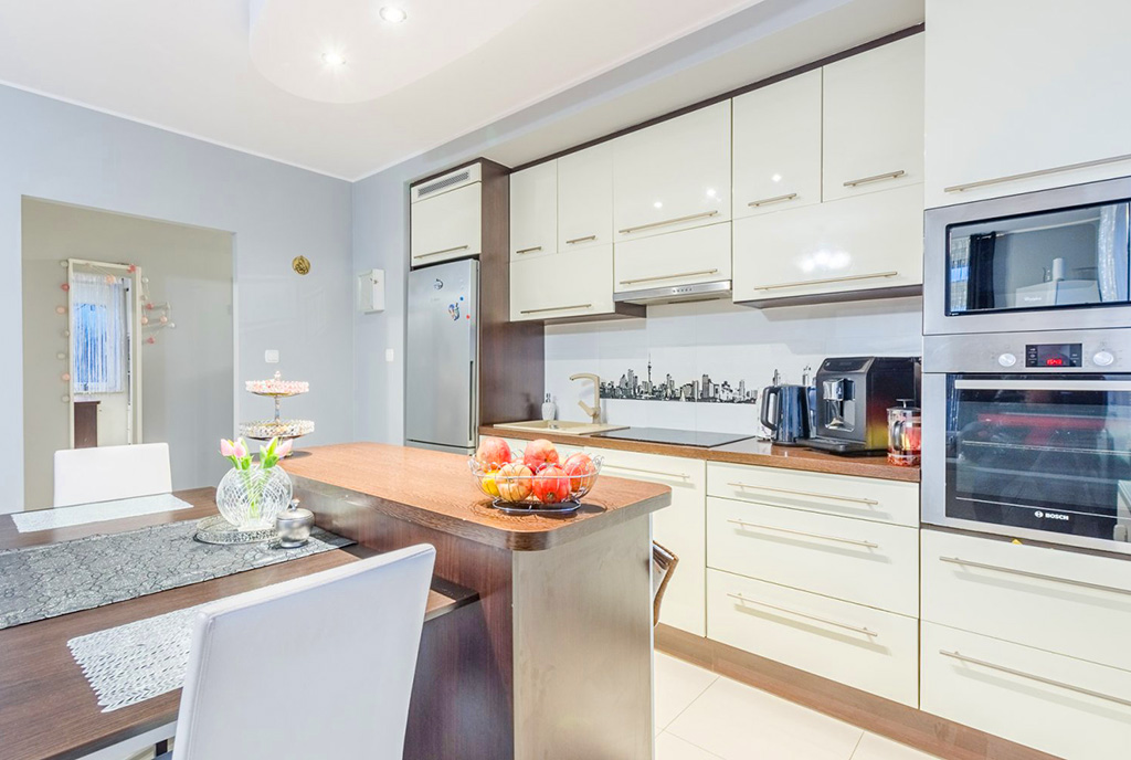 kuchnia w funkcjonalnej zabudowie w ekskluzywnym apartamencie na sprzedaż Gdańsk