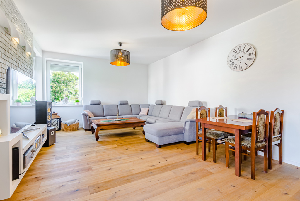 przeciwległa strona pokoju gościnnego w ekskluzywnym apartamencie do sprzedaży Gdynia