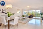 zapierający dech w piersiach pokój dzienny w luksusowym apartamencie na sprzedaż Hiszpania (Estepona, Marbella, Puerto Banus)