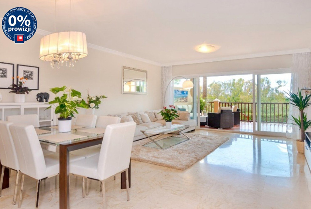 zapierający dech w piersiach pokój dzienny w luksusowym apartamencie na sprzedaż Hiszpania (Estepona, Marbella, Puerto Banus)