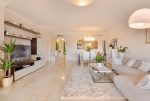 fragment pokoju gościnnego w ekskluzywnym apartamencie do sprzedaży Hiszpania (Estepona, Marbella, Puerto Banus)