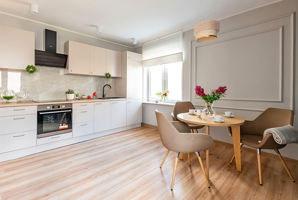 widok na jadalnię oraz kuchnię w luksusowym apartamencie na sprzedaż Elbląg