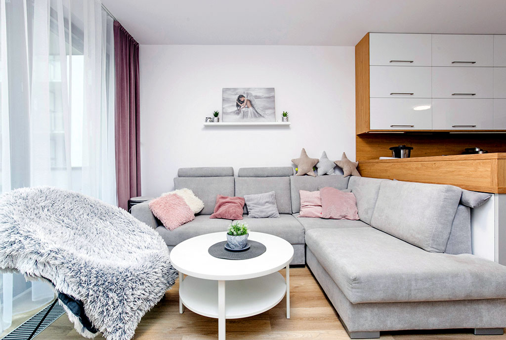 na pierwszym planie pokój dzienny w luksusowym apartamencie na sprzedaż Gdańsk