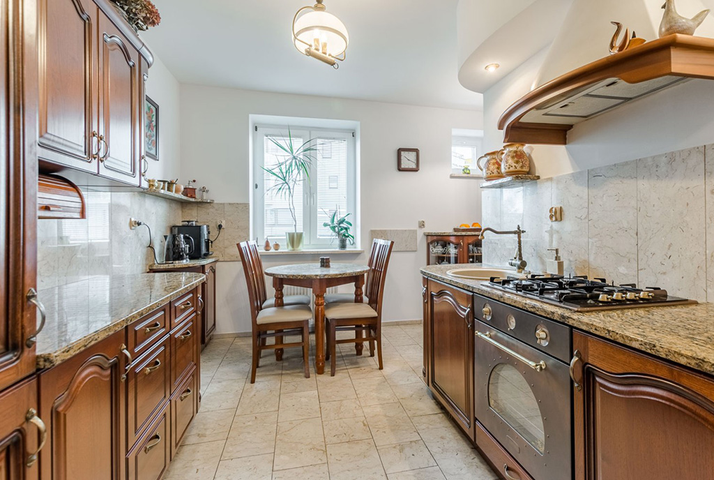 funkcjonalnie zabudowana kuchnia w ekskluzywnym apartamencie na sprzedaż Gdynia