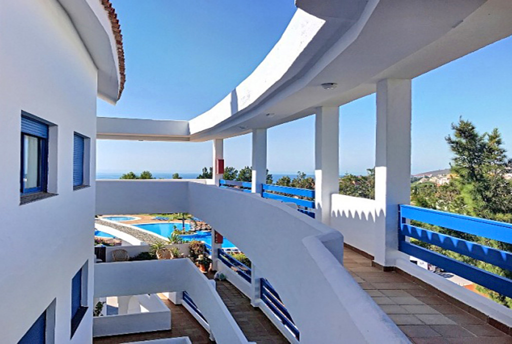 zapierający dech w piersiach taras przy ekskluzywnym apartamencie do sprzedaży Hiszpania (Manilva, Malaga)