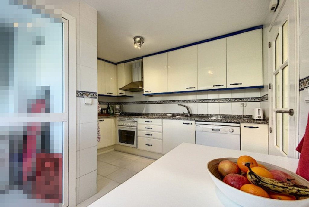 funkcjonalna kuchnia w ekskluzywnym apartamencie na sprzedaż Hiszpania (Manilva, Malaga)