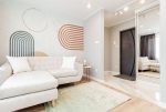 utrzymany w jasnych kolorach pokój dzienny w ekskluzywnym apartamencie na sprzedaż Kalisz