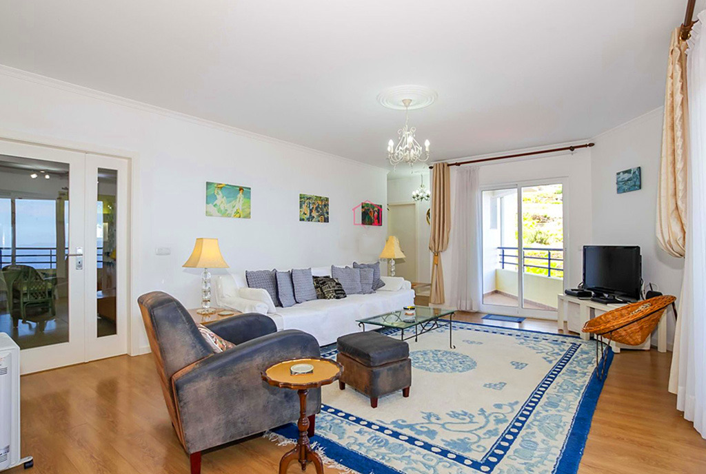 komfortowy pokój dzienny w ekskluzywnym apartamencie do sprzedaży Portugalia (Madera, Caniço)
