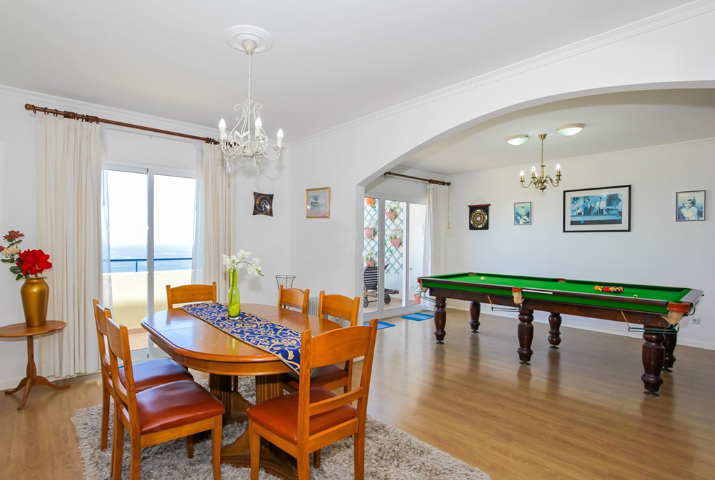 na zdjęciu pokój hobby oraz jadalnia w luksusowym apartamencie na sprzedaż Portugalia (Madera, Caniço)