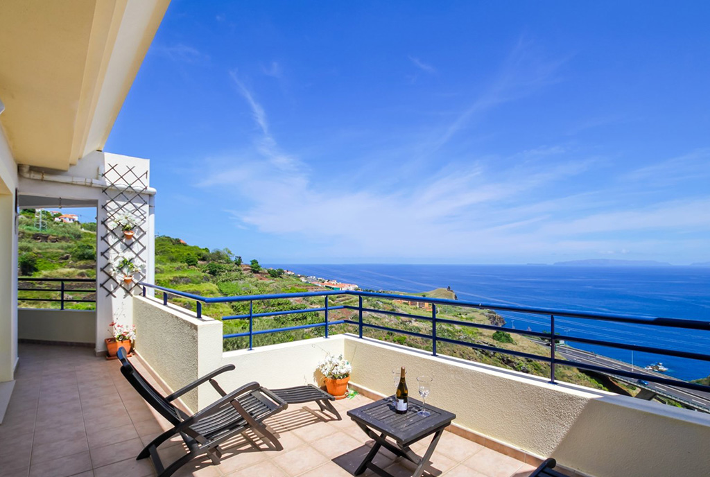 przepiękny taras z widokiem na góry i ocean przy ekskluzywnym apartamencie na sprzedaż Portugalia (Madera, Caniço)
