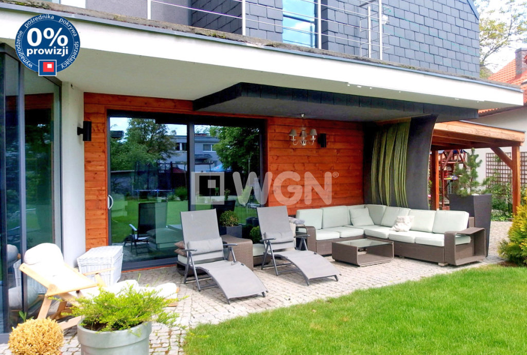 na pierwszym planie taras przy luksusowej willi na sprzedaż Wrocław