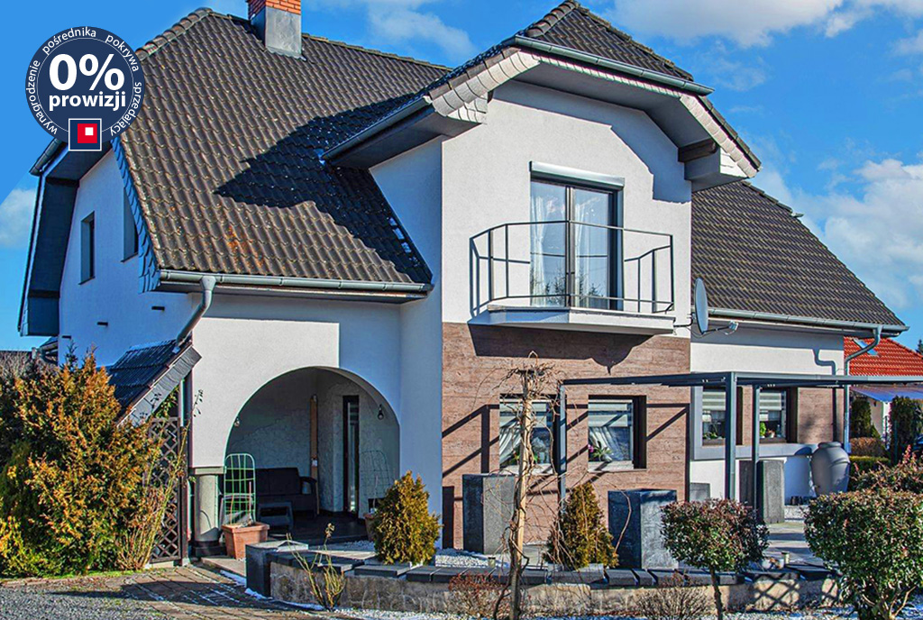 widok od przodu na ekskluzywną willę do sprzedaży Bolesławiec (okolice)