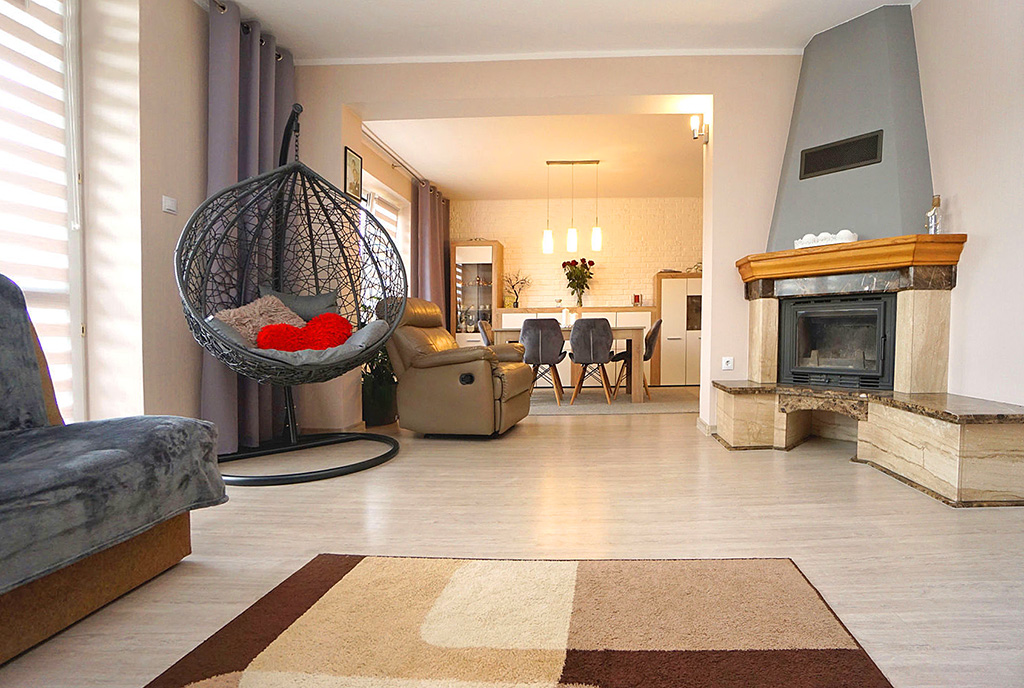 stylowy kominek w salonie ekskluzywnej willi do sprzedaży Konin (okolice)