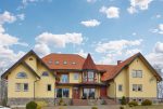 frontowa elewacja luksusowej willi na sprzedaż Mazury