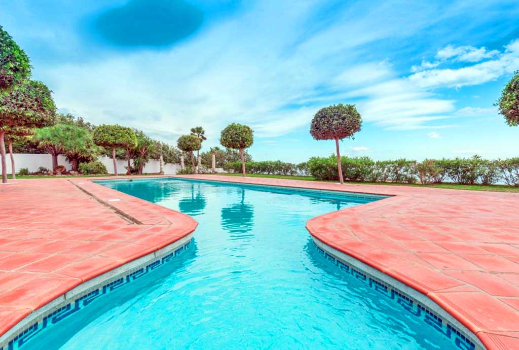 imponujący basen przy luksusowej willi na sprzedaż Hiszpania (Costa del Sol, Malaga)