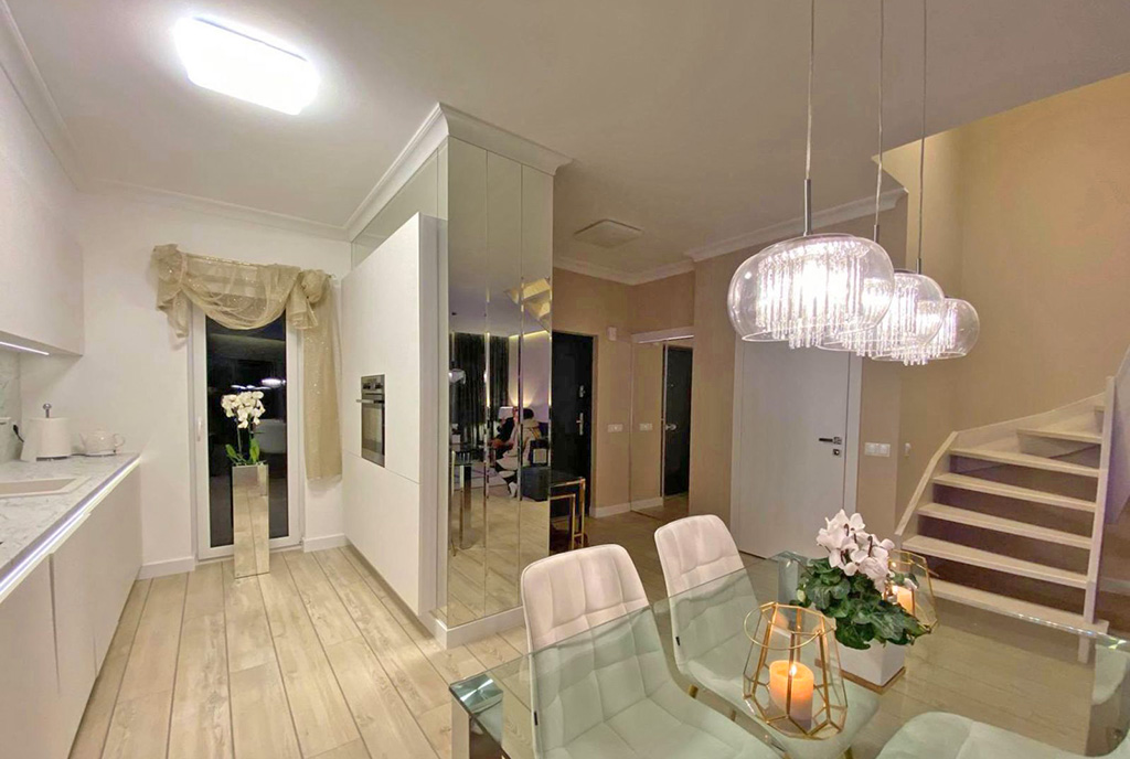 zdjęcie prezentuje jadalnię oraz kuchnię w luksusowej willi do wynajęcia Szczecin