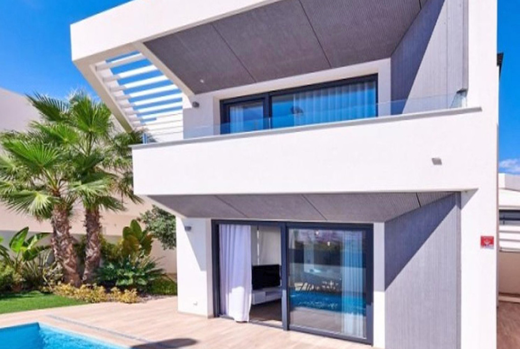 widok od strony basenu na luksusową willę na sprzedaż Hiszpania