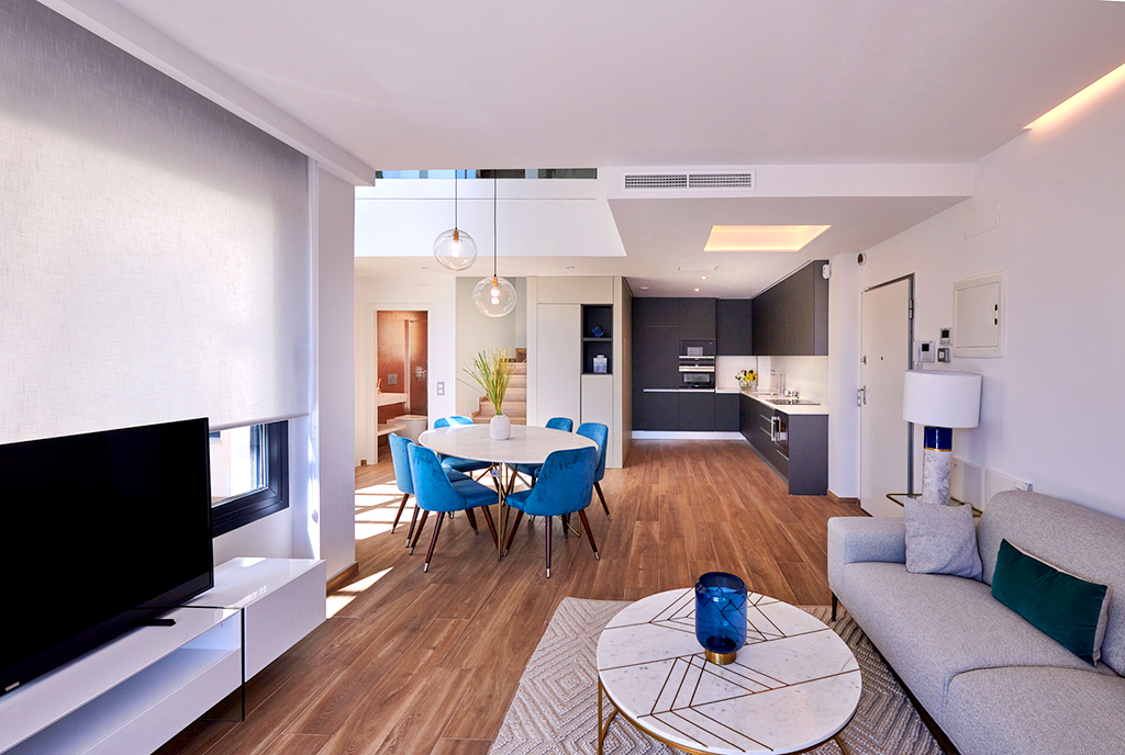 na zdjęciu jadalnia i pokój dzienny w luksusowej willi do sprzedaży Hiszpania