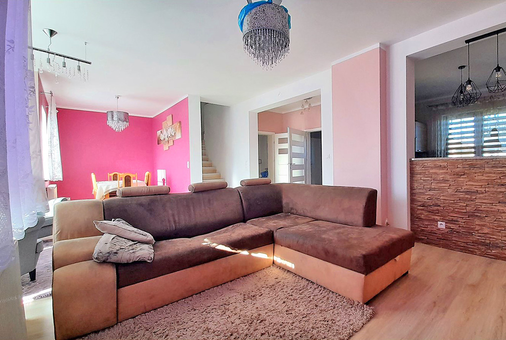 na pierwszym planie salon w luksusowej willi na sprzedaż Wrocław (okolice)