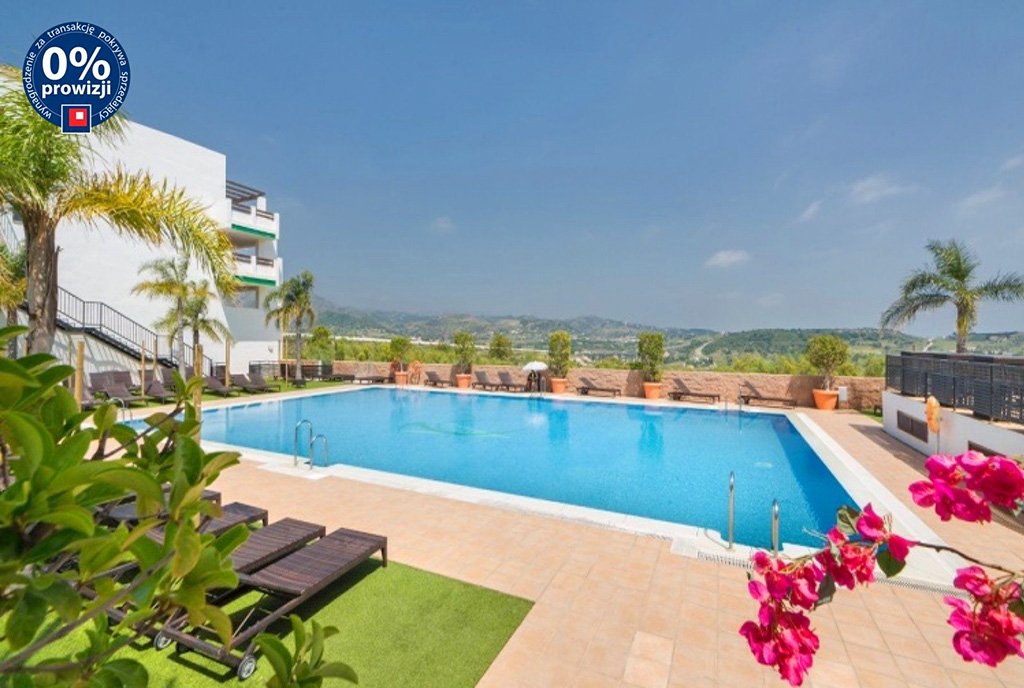zapierający dech w piersiach basen przy budynku, gdzie mieści się oferowany do sprzedaży luksusowy apartament Hiszpania (Estepona)
