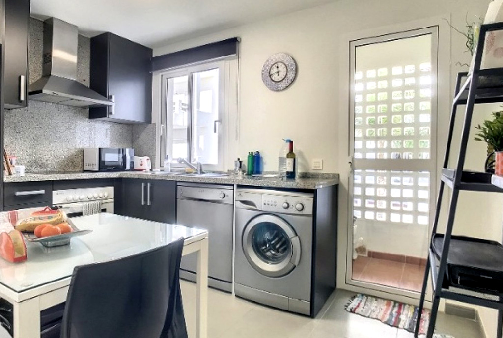 funkcjonalna zabudowa kuchni w ekskluzywnym apartamencie do sprzedaży Hiszpania (Estepona)