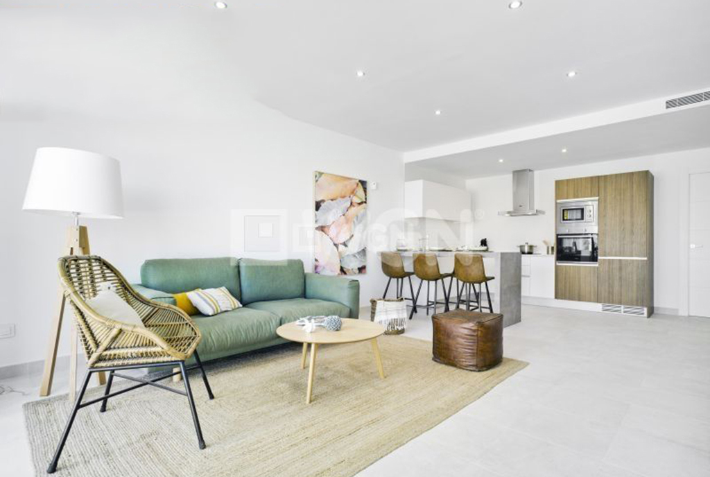 na pierwszym planie salon w ekskluzywnym apartamencie do sprzedaży Hiszpania (Pilar de la Horadada, Walencja)