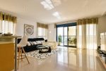 słoneczny pokój dzienny w luksusowym apartamencie na sprzedaż Hiszpania (Torrevieja)
