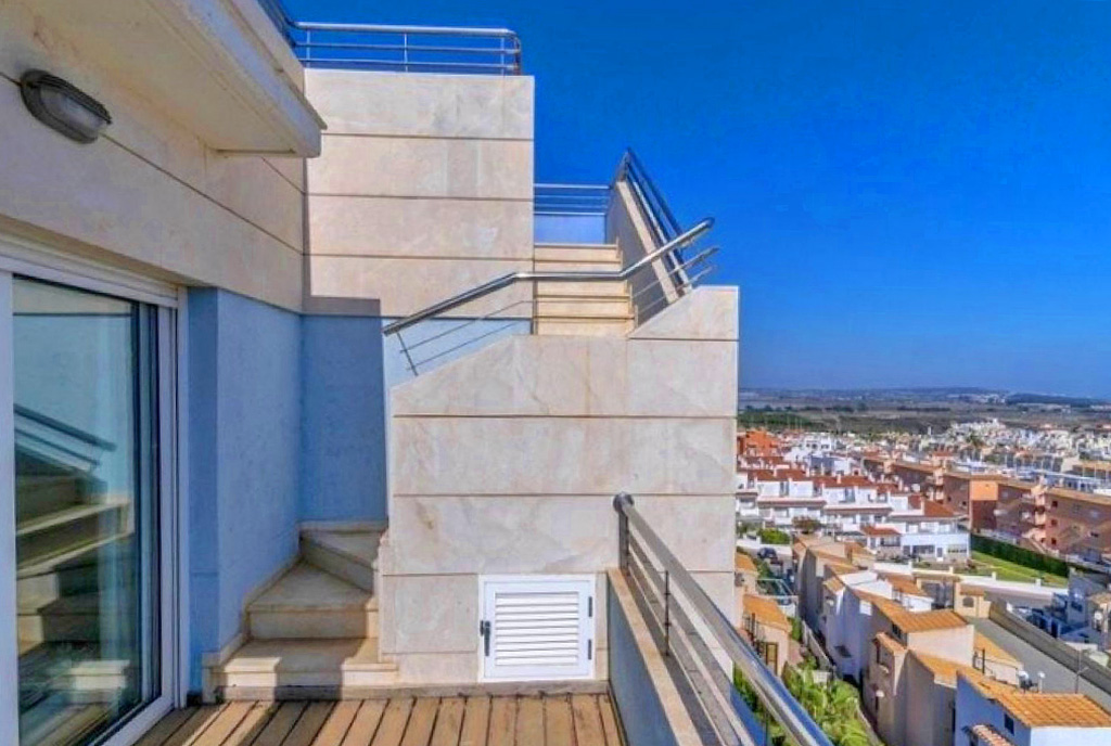 widokowy taras przy luksusowym apartamencie na sprzedaż Hiszpania (Torrevieja)
