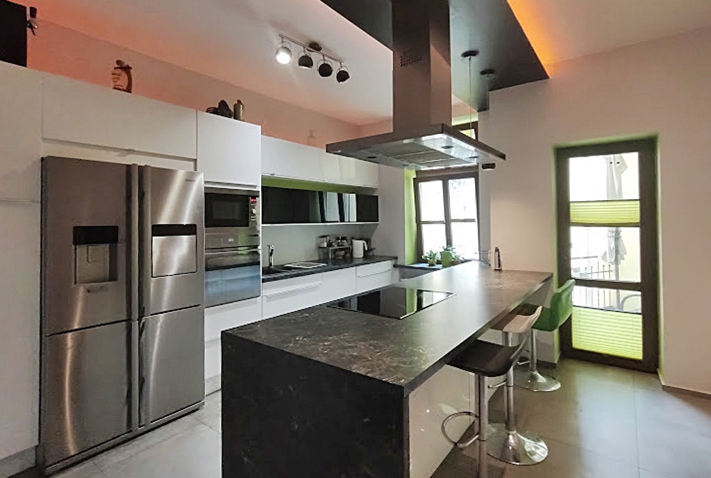 praktycznie zabudowana kuchnia w luksusowym apartamencie na sprzedaż Legnica