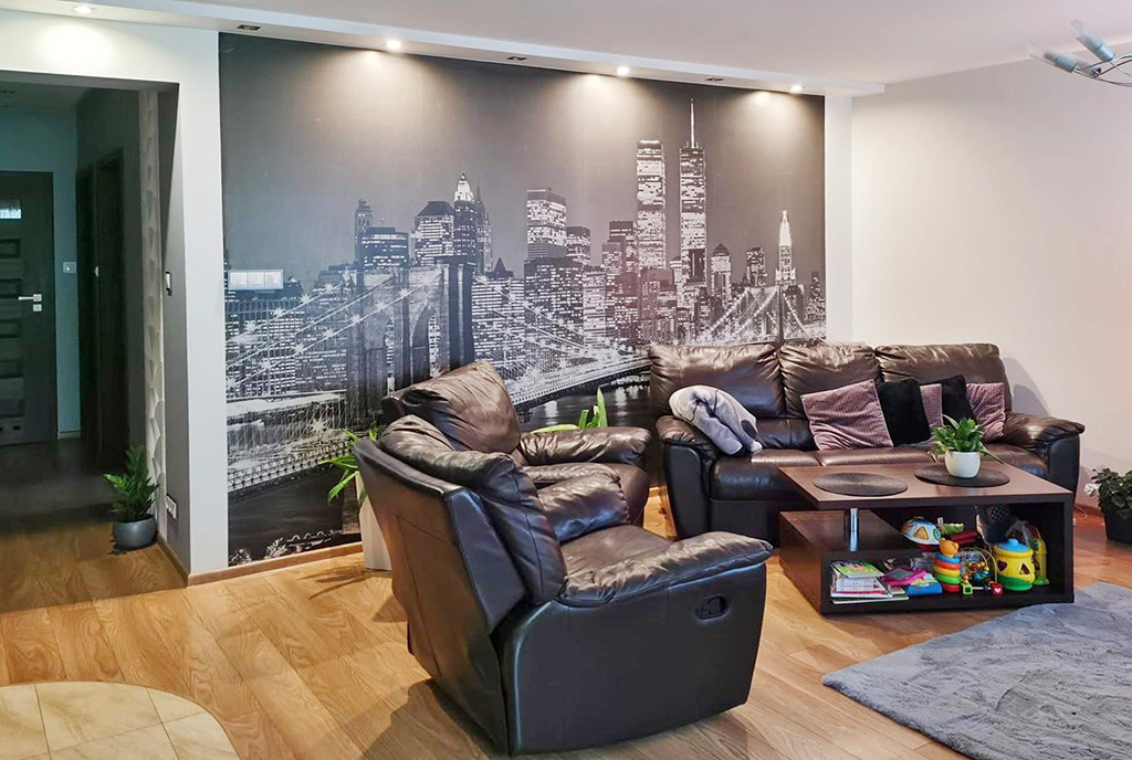 widok z innej perspektywy na pokój gościnny w ekskluzywnym apartamencie na sprzedaż Piotrków Trybunalski (okolice)