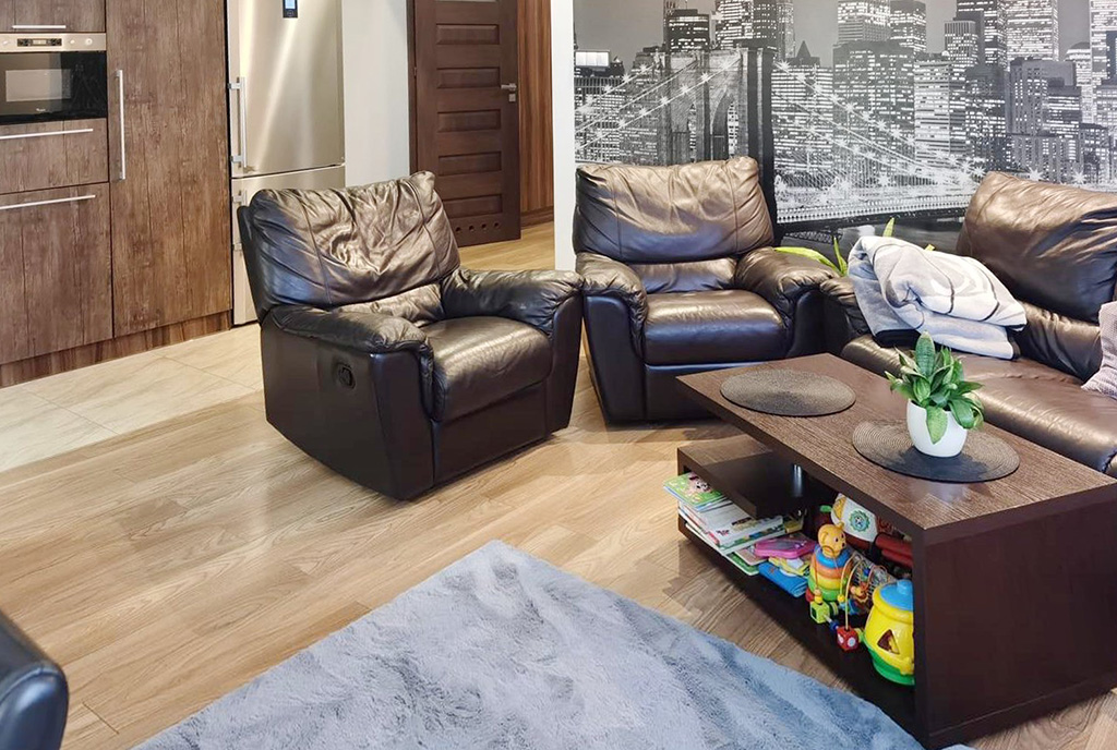 fragment pokoju dziennego w luksusowym apartamencie na sprzedaż Piotrków Trybunalski (okolice)